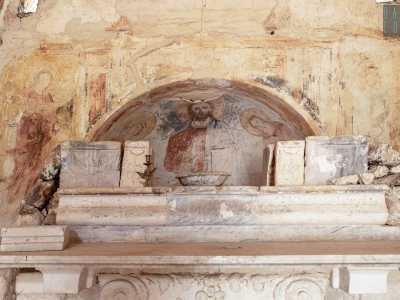Sulla parete di fondo � raffigurata un�Annunciazione...